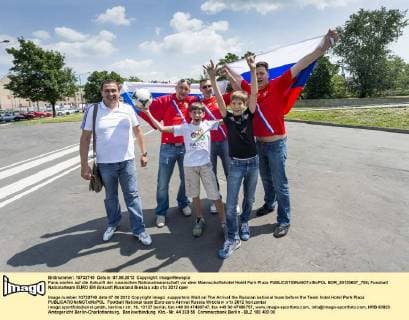 Fans warten auf die Ankunft der russischen Nationalmannschaft vor dem Mannschaftshotel Hotel Park Plaza  BOR_20120607_705