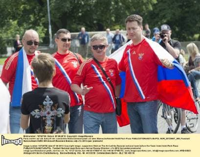 Fans warten auf die Ankunft der russischen Nationalmannschaft vor dem Mannschaftshotel Hotel Park Plaza  BOR_20120607_688