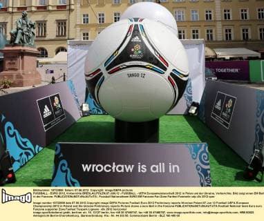 FUSSBALL - EURO 2012, Vorberichte BRESLAU,POLEN,07.JUN.12 - FUSSBALL - UEFA Europameisterschaft 2012 in Polen und der Ukraine, Vorberichte. Bild zeigt einen EM Ball in der Fanzone. 