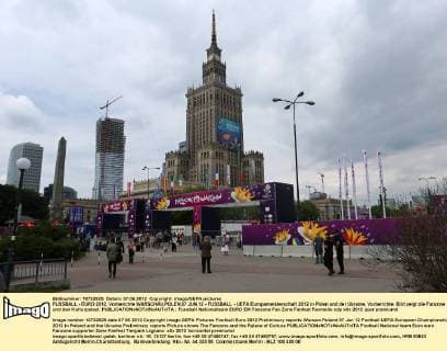 FUSSBALL - EURO 2012, Vorberichte WARSCHAU,POLEN,07.JUN.12 - FUSSBALL - UEFA Europameisterschaft 2012 in Polen und der Ukraine, Vorberichte. Bild zeigt die Fanzone und den Kulturpalast. 