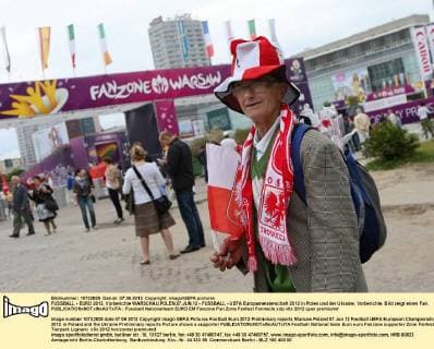 FUSSBALL - EURO 2012, Vorberichte WARSCHAU,POLEN,07.JUN.12 - FUSSBALL - UEFA Europameisterschaft 2012 in Polen und der Ukraine, Vorberichte. Bild zeigt einen Fan. 
