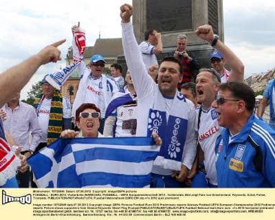 FUSSBALL - EURO 2012, Vorberichte WARSCHAU, FUSSBALL - UEFA Europameisterschaft 2012 , Vorberichte. Bild zeigt Fans von Griechenland. Keywords: Schal, Fahne, Trompete. 