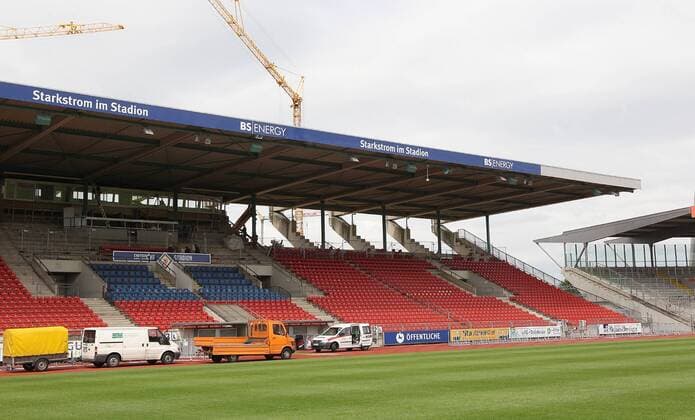 Fußball, Stadiongeschichte Eintracht Braunschweig Baustelle Haupttribüne Eintracht Stadion Braunschweig, hier sollen die Vip-Logen eingebaut werden