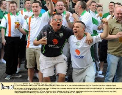 Trinkfeste Irische Fans feiern mit Bier in Krakau  GJ07.06.12_039
