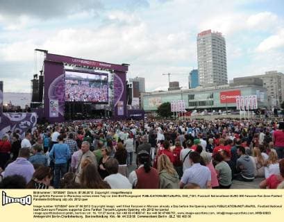 Gut gefüllte Fanzone in Warschau schon einen Tag vor dem Eröffnungsspiel  D30_7161