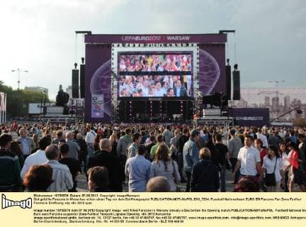 Gut gefüllte Fanzone in Warschau schon einen Tag vor dem Eröffnungsspiel  D30_7234