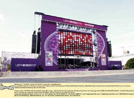 Gut gefüllte Fanzone in Warschau schon einen Tag vor dem Eröffnungsspiel  KB07062012_02