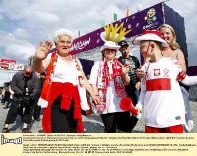Gut gefüllte Fanzone in Warschau schon einen Tag vor dem Eröffnungsspiel  KB07062012_09
