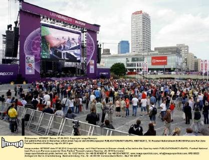 Gut gefüllte Fanzone in Warschau schon einen Tag vor dem Eröffnungsspiel  KB07062012_10