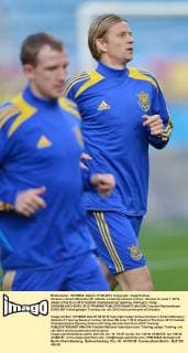 Ukraine s Artem Milevskiy (R) attends a training session in Kiev, Ukraine on June 7, 2012, ahead of the Euro 2012 football championships opening. (Xinhua Li Yong) UKRAINE-KIEV-EURO 2012-TRAINING 