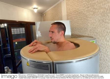 Franck RIBERY macht eine Kryotherapie - Besuch im Mannschaftshotel der französischen Fussball-Nationalmannschaft in Kirsha (Ukraine) Euro 2012 xAnthonyBibardxFEPxPanoramicx 