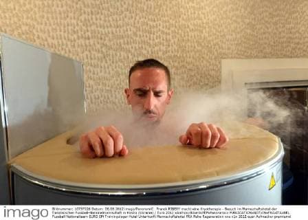 Franck RIBERY macht eine Kryotherapie - Besuch im Mannschaftshotel der französischen Fussball-Nationalmannschaft in Kirsha (Ukraine) Euro 2012 xAnthonyBibardxFEPxPanoramicx 