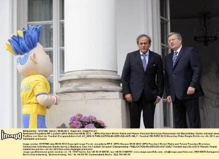 Spotkanie Prezydenta RP z szefem UEFA Warschau 08.06.2012. - UEFA-Präsident Michel Platini und Polens Präsident Bronislaw Komorowski mit Maskottchen Slavko während eines Treffens zum Start der Fussball-Europameisterschaft blfi_080612 