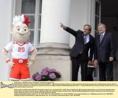 Spotkanie Prezydenta RP z szefem UEFA Warschau 08.06.2012. - UEFA-Präsident Michel Platini und Polens Präsident Bronislaw Komorowski mit Maskottchen Slavek während eines Treffens zum Start der Fussball-Europameisterschaft blfi_080612 