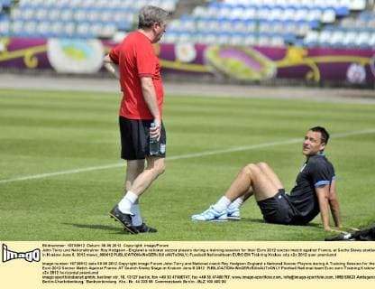 John Terry und Nationaltrainer Roy Hodgson - England s national soccer players during a training session for their Euro 2012 soccer match against France, at Suche Stawy stadium in Krakow June 8, 2012 mawo_080612 