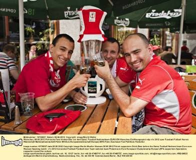 Warschau, 08.06.2012 Polnische Fans trinken Bier vor dem Spiel