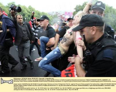 WARSCHAU EM EURO - Protest von Femen Aktivistinnen gegen die EM. Polizei verhaftet die halbnackten Demonstrantinnen.  AM080612_22