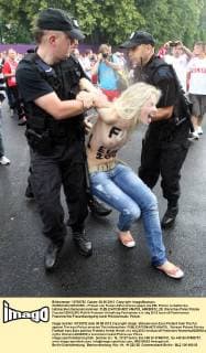 WARSCHAU EM EURO - Protest von Femen Aktivistinnen gegen die EM. Polizei verhaftet die halbnackten Demonstrantinnen.  AM080612_28
