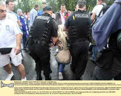 WARSCHAU EM EURO - Protest von Femen Aktivistinnen gegen die EM. Polizei verhaftet die halbnackten Demonstrantinnen.  AM080612_32