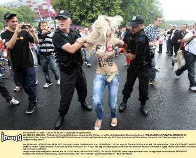 WARSCHAU EM EURO - Protest von Femen Aktivistinnen gegen die EM. Polizei verhaftet die halbnackten Demonstrantinnen.  AM080612_30