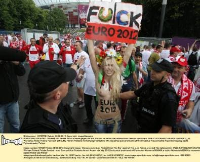 WARSCHAU EM EURO - Protest von Femen Aktivistinnen gegen die EM. Polizei verhaftet die halbnackten Demonstrantinnen.  AM080612_43