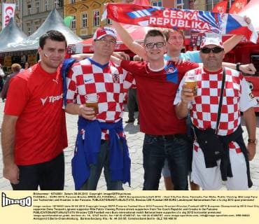 FUSSBALL - EURO 2012, Fanzone Breslau BRESLAU, FUSSBALL - UEFA Europameisterschaft 2012 - Host City Fan Zone, Fanmeile, Fan Meile, Public Viewing. Bild zeigt Fans von Tschechien und Kroatien in der Fanzone. 