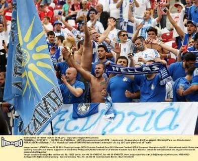 FUSSBALL - EURO 2012, - WARSCHAU, FUSSBALL - UEFA Europameisterschaft 2012 - Länderspiel, Gruppenphase, Eröffnungsspiel - Bild zeigt Fans von Griechenland - 
