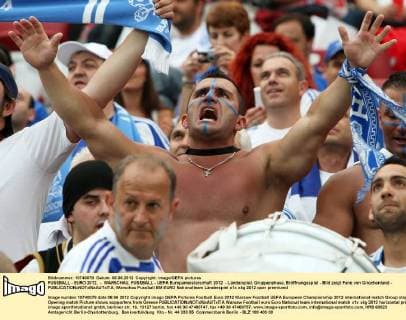 FUSSBALL - EURO 2012, - WARSCHAU, FUSSBALL - UEFA Europameisterschaft 2012 - Länderspiel, Gruppenphase, Eröffnungsspiel - Bild zeigt Fans von Griechenland - 
