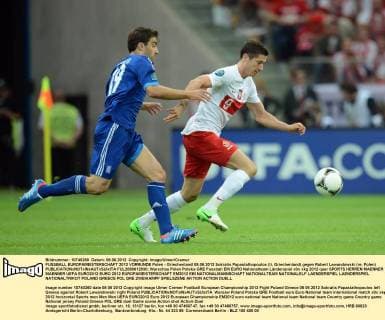 FUSSBALL EUROPAMEISTERSCHAFT 2012 VORRUNDE Polen - Griechenland 08.06.2012 Sokratis Papastathopoulos (li, Griechenland) gegen Robert Lewandowski (re, Polen)  FUL2080612030