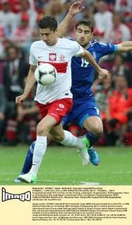 FUSSBALL - EURO 2012, POL vs GRE WARSCHAU,POLEN,08.JUN.12 - FUSSBALL - UEFA Europameisterschaft 2012 in Polen und der Ukraine, Länderspiel, Gruppenphase, Eröffnungsspiel, Polen vs Griechenland. Bild zeigt Robert Lewandowski (POL) und Sokratis Papastathopoulos (GRE). 
