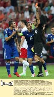 FUSSBALL - EURO 2012, POL vs GRE WARSCHAU,POLEN,08.JUN.12 - FUSSBALL - UEFA Europameisterschaft 2012 in Polen und der Ukraine, Länderspiel, Gruppenphase, Eröffnungsspiel, Polen vs Griechenland. Bild zeigt Giannis Maniatis, Giorgos Karagounis (GRE) und Schiedsrichter Carlos Velasco Carballo (ESP). Keyword: rote Karte. 