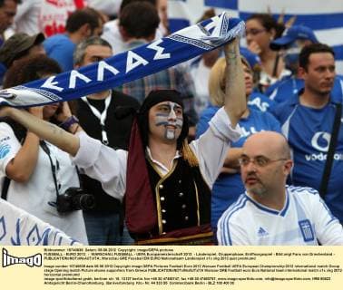 FUSSBALL - EURO 2012, - WARSCHAU, FUSSBALL - UEFA Europameisterschaft 2012 - Länderspiel, Gruppenphase, Eröffnungsspiel - Bild zeigt Fans von Griechenland - 
