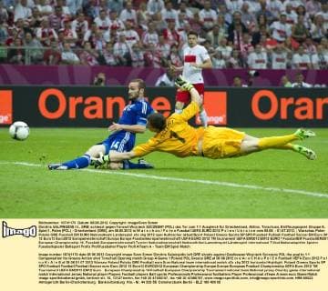 Dimitris SALPINGIDIS (li., GRE) schiesst gegen Torwart Wojciech SZCZESNY (POL) das Tor zum 1:1 Ausgleich für Griechenland, Aktion, Torschuss, Eröffnungsspiel, Gruppe A, Spiel 1, Polen (POL) - Griechenland (GRE), am 08.06.2012 in W a r s c h a u P o l e n Fussball UEFA EURO 2012 P o l e n U k r a i n e vom 08.06. - 01.07.2012.