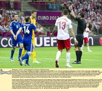 Schiedsrichter Carlos Velasco CARBALLO (re.) zeigt Torwart Wojciech SZCZESNY (3.v.li., POL) die rote Karte, rot, Platzverweis, Gestik, Geste, ganze Figur, Eröffnungsspiel, Gruppe A, Spiel 1, Polen (POL) - Griechenland (GRE), am 08.06.2012 in W a r s c h a u P o l e n Fussball UEFA EURO 2012 P o l e n U k r a i n e vom 08.06. - 01.07.2012.