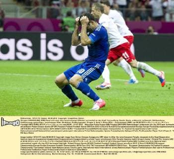 Giorgos KARAGOUNIS (GRE) fasst sich nach dem verschossenen Elfmeter verzweifelt an den Kopf, Verzweiflung, Gestik, Geste, enttäuscht, enttäuscht, Enttäuschung, Enttäuschung, ganze Figur, verschossen, Elfer, Strafstoss, Eröffnungsspiel, Gruppe A, Spiel 1, Polen (POL) - Griechenland (GRE), am 08.06.2012 in W a r s c h a u P o l e n Fussball UEFA EURO 2012 P o l e n U k r a i n e vom 08.06. - 01.07.2012.