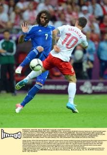 FUSSBALL EUROPAMEISTERSCHAFT 2012 VORRUNDE Polen - Griechenland 08.06.2012 Giorgos Samaras (li, Griechenland) gegen Ludovic Obraniak (re, Polen)  FUL2080612051