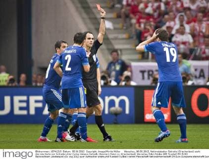 Warschau, 08.06.2012, Nationalstadion Sokratis (Griechenland) sieht die rote Karte von Schiedsrichter Carlos Velasco Carballo (Spanien) Polen vs. Griechenland