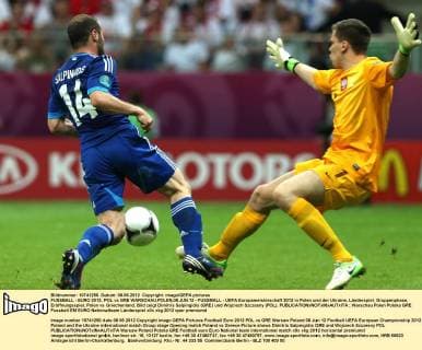 FUSSBALL - EURO 2012, POL vs GRE WARSCHAU,POLEN,08.JUN.12 - FUSSBALL - UEFA Europameisterschaft 2012 in Polen und der Ukraine, Länderspiel, Gruppenphase, Eröffnungsspiel, Polen vs Griechenland. Bild zeigt Dimitris Salpingidis (GRE) und Wojciech Szczesny (POL). 