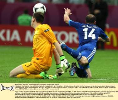 FUSSBALL - EURO 2012, POL vs GRE WARSCHAU,POLEN,08.JUN.12 - FUSSBALL - UEFA Europameisterschaft 2012 in Polen und der Ukraine, Länderspiel, Gruppenphase, Eröffnungsspiel, Polen vs Griechenland. Bild zeigt Wojciech Szczesny (POL) und Dimitris Salpingidis (GRE). 
