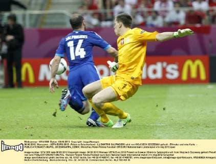 08.06.2012, Warszawa - UEFA EURO 2012 - Polen vs Griechenland - (L) DIMITRIS SALPINGIDIS wird von WOJCIECH SZCZESNY gefoult - Elfmeter und rote Karte -  20120608APPA_025KK