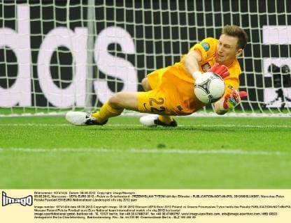 08.06.2012, Warszawa - UEFA EURO 2012 - Polen vs Griechenland - PRZEMYSLAW TYTON hält den Elfmeter -  20120608LUK097