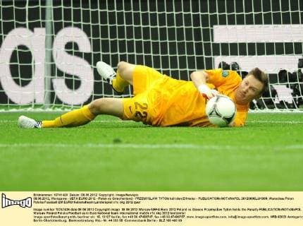 08.06.2012, Warszawa - UEFA EURO 2012 - Polen vs Griechenland - PRZEMYSLAW TYTON hält den Elfmeter -  20120608LUK099