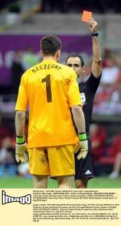 8.6.2012, Warszawa - UEFA EURO 2012 - Polen vs Griechenland - WOJCIECH SZCZESNY - rote Karte durch Schiedsrichter Carlos Velasco Carballo -  20120608nb083