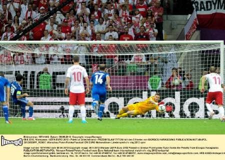 08.6.2012, Warszawa - UEFA EURO 2012 - Polen vs Griechenland - PRZEMYSLAW TYTON hält den Elfmeter von GIORGOS KARAGOUNIS  20120608PF_RO037