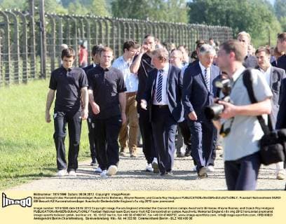 England besucht das Konzentrationslager Auschwitz Birkenau, Wayne Rooney und Coach Roy Hodgson 