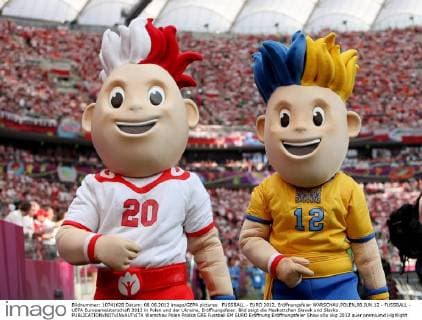 FUSSBALL - EURO 2012, Eröffnungsfeier WARSCHAU,POLEN,08.JUN.12 - FUSSBALL - UEFA Europameisterschaft 2012 in Polen und der Ukraine, Eröffnungsfeier. Bild zeigt die Maskottchen Slavek und Slavko. 