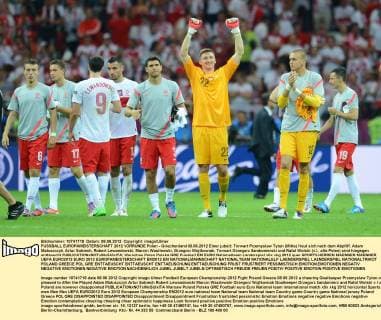 FUSSBALL EUROPAMEISTERSCHAFT 2012 VORRUNDE Polen - Griechenland 08.06.2012 Einer jubelt: Torwart Przemyslaw Tyton (Mitte) freut sich nach dem Abpfiff. Adam Matuszczyk, Artur Sobiech, Robert Lewandowski, Marcin Wasilewski, Grzegorz Wojtkowiak, Torwart Grzegorz Sandomierski und Rafal Wolski (v.l., alle Polen) sind hingegen enttäuscht 