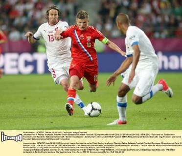 Jaroslav Plasil, Andrey Arshavin, Theodor Gebre Selassie Fußball Fussball Europameisterschaft Euro 2012 Saison 2011 12 08.06.2012 Russland vs. Tschechien Tschechische Republik Nationalmannschaft Aktion Spielszene Zweikampf
