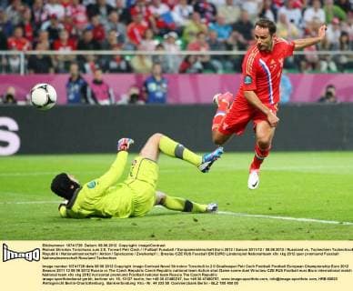 Roman Shirokov Torschuss zum 2:0, Torwart Petr Cech Fußball Fussball Europameisterschaft Euro 2012 Saison 2011 12 08.06.2012 Russland vs. Tschechien Tschechische Republik Nationalmannschaft Aktion Spielszene Zweikampf