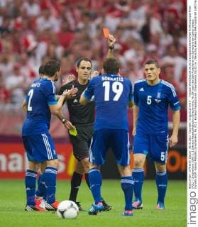 Fussball Warschau 08.06.2012 Europameisterschaften Eröffnungsspiel Polen (POL) - Griechenland (GRE) 1:1 Sokratis Papastathopoulos (Griechenland, No.19) sieht die Gelb-Rote Karte von Schiedsrichter Carlos Velasco Carballo (ESP) Giannis Maniatis (Griechenland, No.02) li. Kyriakos Papadopoulos (Griechenland, No.05) re.